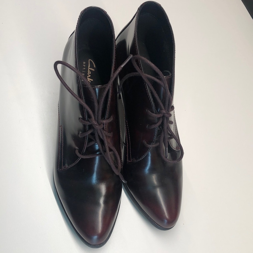 I am selling this burgundy Clarks women Shoes